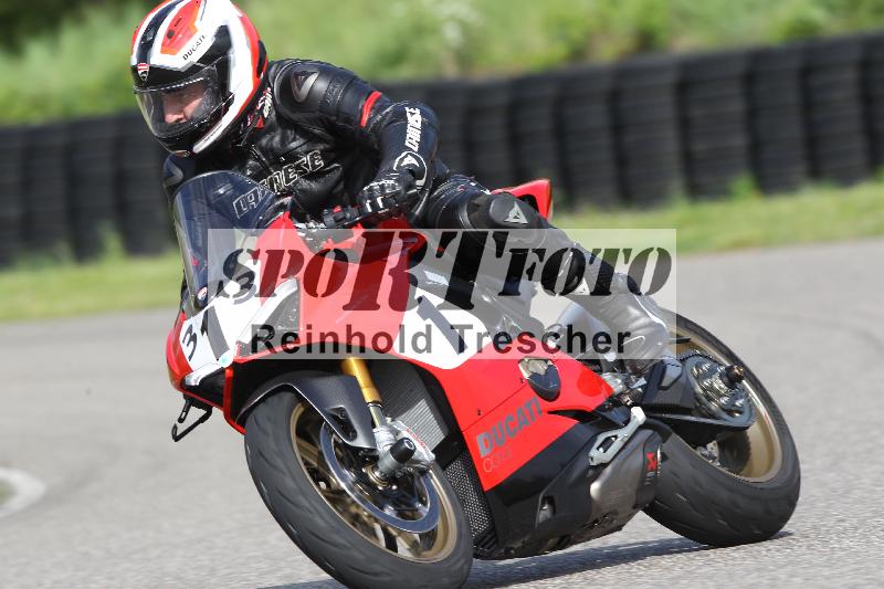 Archiv-2025/10 23.04.2025 Cornu Master School ADR/gruen-vert/313